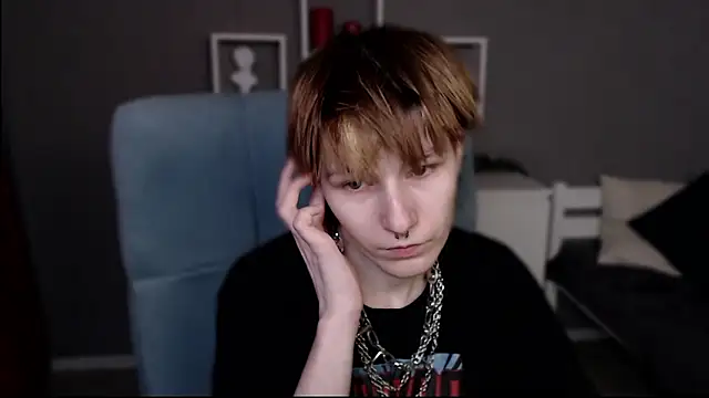 guitarandangell (F young) - What's under T-shirt today?