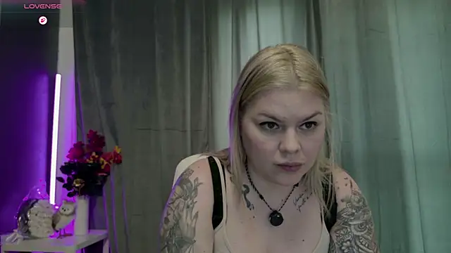 issa_jo - Issa_Jo's free webcam - UK Sex Cams