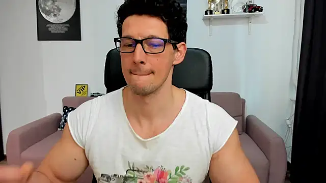 brutusk08 (Ask my age) - Cumshow in freechat