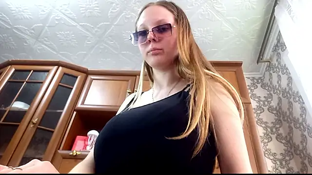 victoriadeese (F young) - Show my under boobs