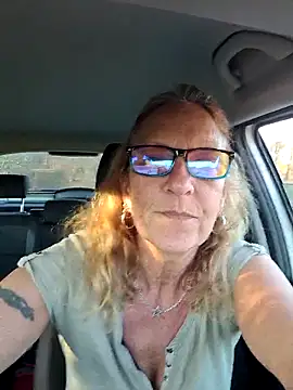 hotwifelyn68 (F mature) - Massage Boobs