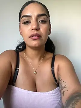 Sara-77 live sex cam
