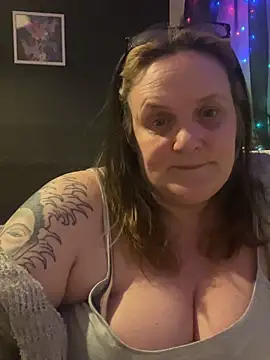 Webcam Model (Busty-GilfQuinn)  is live.Free join now!