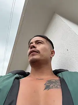 dominickvegas (Ask my age) - Make me hot In the street