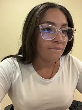 alyha_cortes (F young) - I show my friends' butts