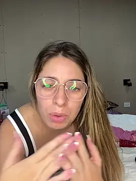 Webcam Model (soyanahii)  is live.Free join now!