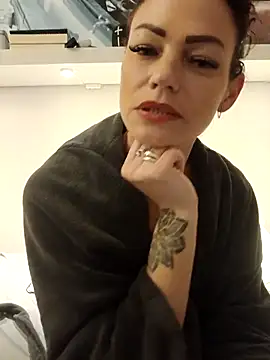 sydneyschmid (F milf) - get naked + oil titts