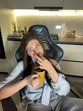 CurlyLara live sex cam