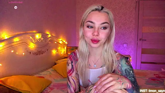 LillyMoure_ webcam