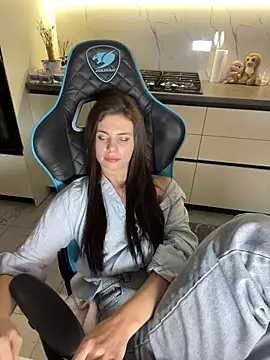 CurlyLara Live Webcam on Stripchat