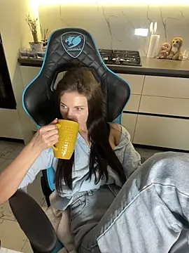 CurlyLara Live Webcam on Stripchat