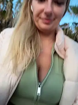 betsy (F young) - Cum show at public beach near people