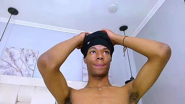 santiago_ortiz_ (M twink) - surprise show