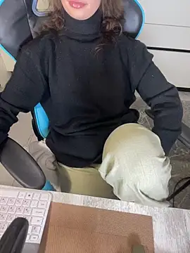 CurlyLara Live Webcam on Stripchat