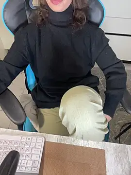 CurlyLara Live Webcam on Stripchat