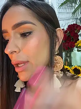 mau_white (F milf) - showing tits and applying oil to the ass