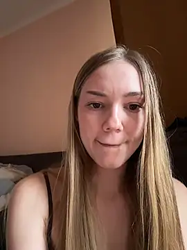 Webcam Model (MilaMoone)  is live.Free join now!