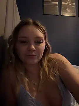 Webcam Model (Sky25x)  is live.Free join now!