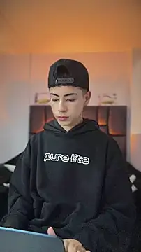 sebastian_reed (M young) - 😏Rub your fingers on my ass