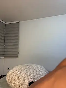 belkaj (F young) - Show pussy close up