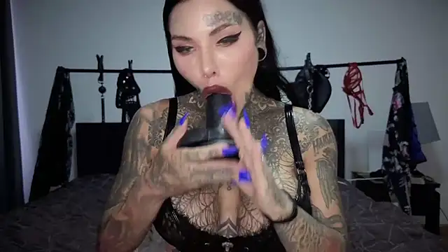 darkinkedbabe (F young) - suck toes