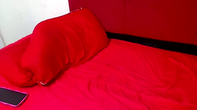 hugetitisxx - HugeTitisxx's free webcam - UK Sex Cams