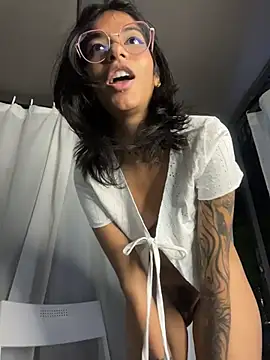 Webcam Model (TweetiePieXXX)  is live.Free join now!