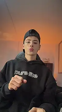 sebastian_reed (M young) - 😏Rub your fingers on my ass