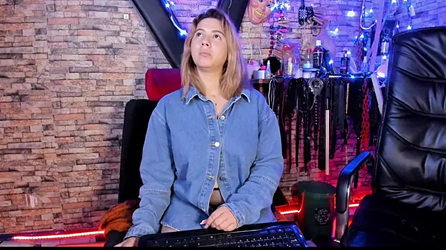 liltildeman_moon - Liltildeman_moon's free webcam - UK Sex Cams