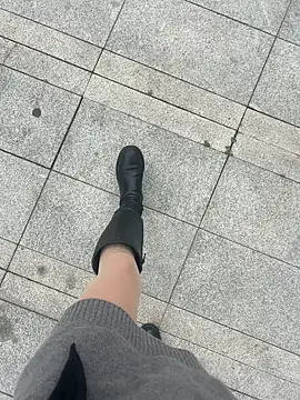 yimisun01 (F milf) - 户外超刺激……偷偷夹著小粉玩……直喷水快受不了🤦‍♀️