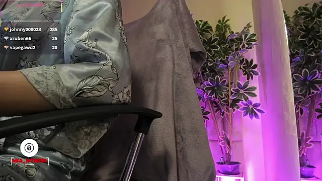 Mia_mtnz02's live cam