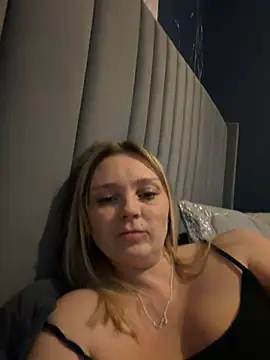 Webcam Model (Sky25x)  is live.Free join now!