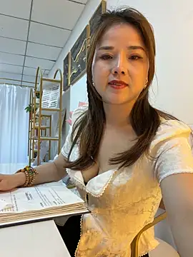 美女Efangfang在线直播