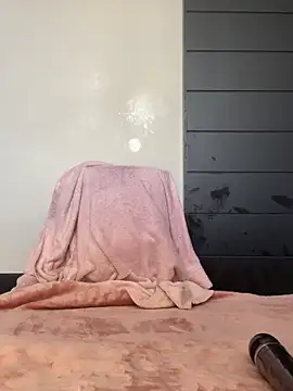 Webcam Model (CurvyDesire1)  is live.Free join now!