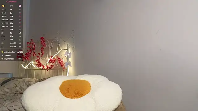 glamourr (F teen) - suck 2 fingers close to cam