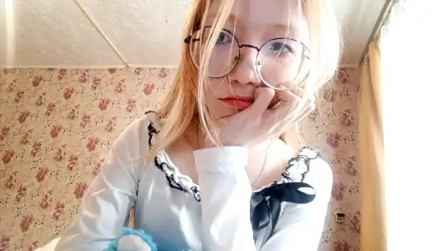 soniqbliss (F teen) - tits tease