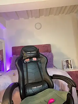 karinacortes (F young) - Can u stroke yor clit hot