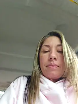 Webcam Model (MiraKisss)  is live.Free join now!