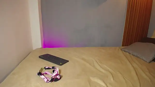 lunita125 - LUNITA125's free webcam - UK Sex Cams