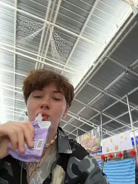 icemur (F teen) - Show nipple piercing