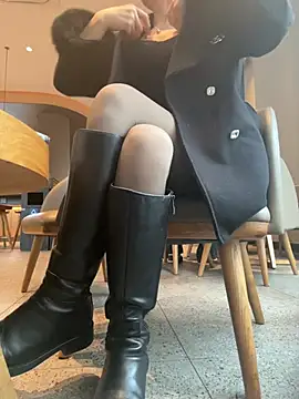 yimisun01 (F milf) - 户外超刺激……女神👸快乐偷偷夹著小粉玩……直喷水快受不了🤦‍♀️