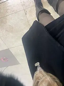 yimisun01 (F milf) - 户外超刺激……女神👸快乐偷偷夹著小粉玩……直喷水快受不了🤦‍♀️