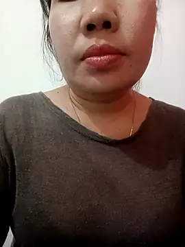 reema_143 (F milf) - Show nipples