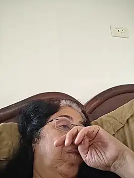 nakedmilfx (F mature) - Fingers in pussy