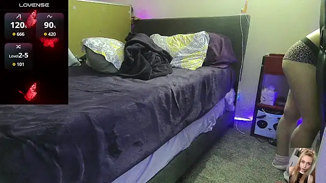 Blondiewithanass live sex cam