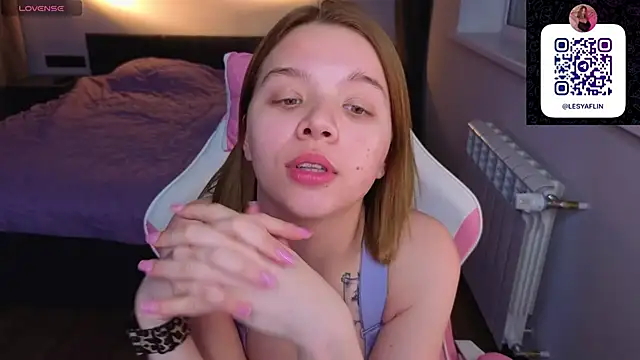 Lesya_Flin webcam