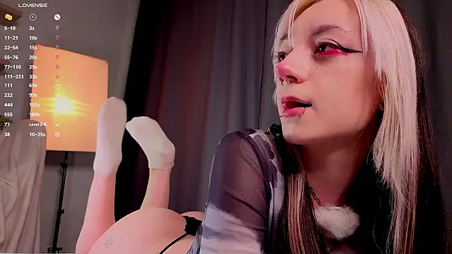 tristaroht (F young) - Love to slowly take off my Top!