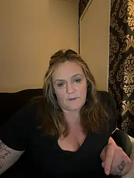 Webcam Model (Busty-GilfQuinn)  is live.Free join now!