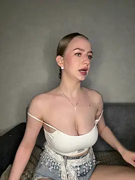 Webcam Model (MissOyee)  is live.Free join now!