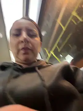 abril_luv (F young) - Show squirt in plug ass